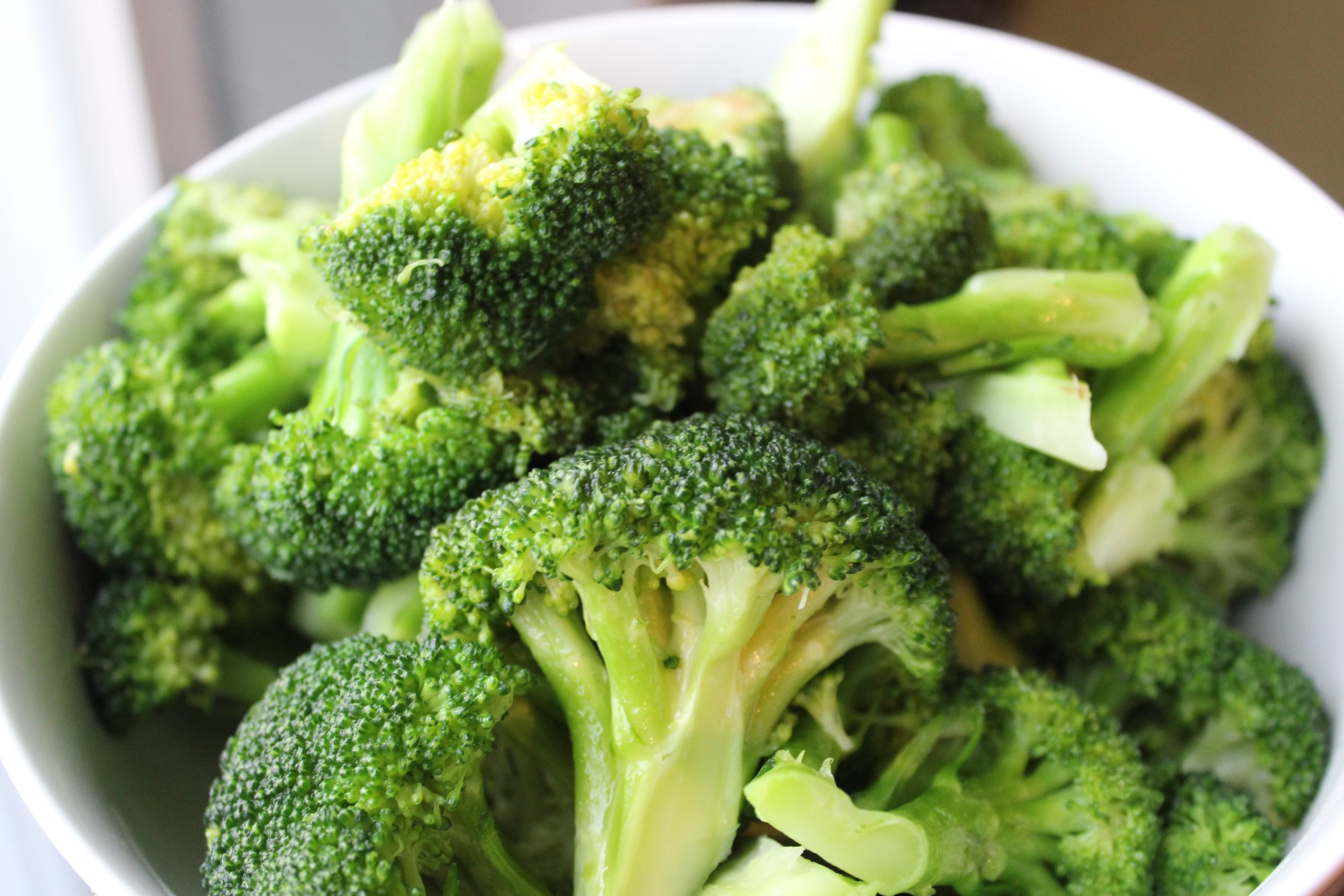 Colorful plate with cruciferous vegetables, flaxseeds, and fermented foods for estrogen balance